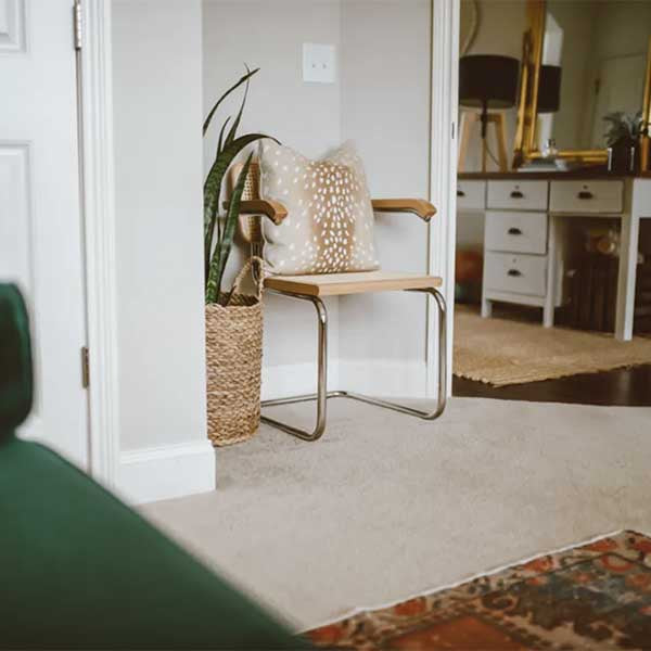 Cette reproduction de la célèbre chaise cannée S64, du designer Marcel Breuer, est celle qu'il vous faut. Avec ses accoudoirs et sa base en acier, vous trouverez le calme d'un fauteuil et la flexibilité d'un dossier de chaise