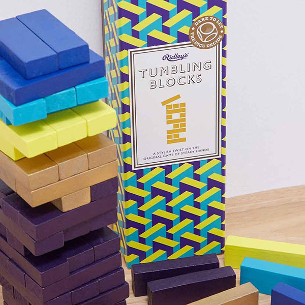 Que les grands enfants se réjouissent. Vous avez déjà probablement joué à "Tumbling Blocks" lorsque vous étiez plus jeunes. Essayez de maintenir la pile de bois en équilibre en enlevant peu à peu les pièces de cette tour colorée par Ridley's.