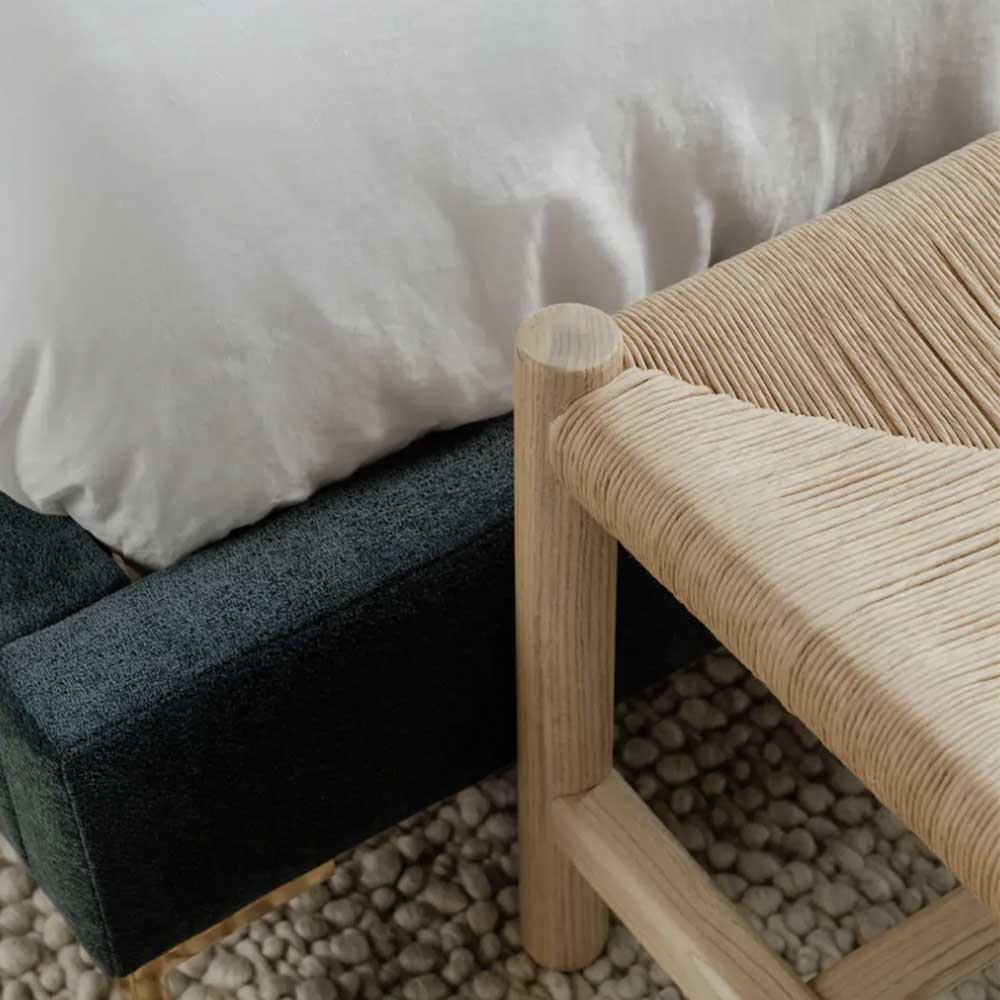 Découvrez le banc Hawthorn de Moe's : un accent élégant pour votre maison. Corde naturelle et cadre en orme massif pour une touche artisanale et polyvalente.