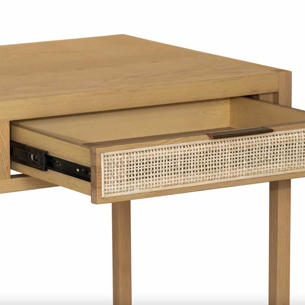 Le bureau Rattan : Alliez fonctionnalité et esthétique. Osier naturel, design épuré, et chaleur rustique pour un espace de travail inspirant.