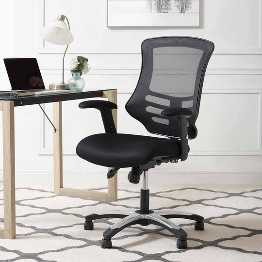 La chaise Calibrate, conçue avec une structure en nylon durable, offre une longue durée de vie dans les environnements de travail exigeants. Noir.