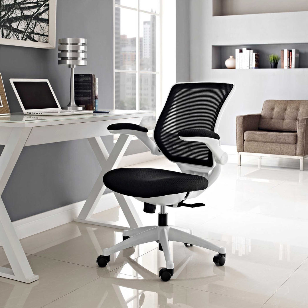 La chaise Edge allie tradition et innovation pour une expérience d'assise inégalée, parfaite pour améliorer votre confort au quotidien. Blanc.