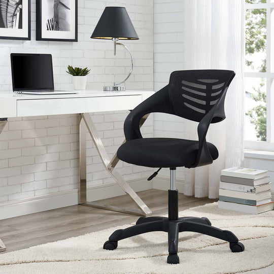 La chaise Thrive, avec ses accoudoirs en spirale et son assise rembourrée, allie élégance et ergonomie pour votre espace de travail. Noir.