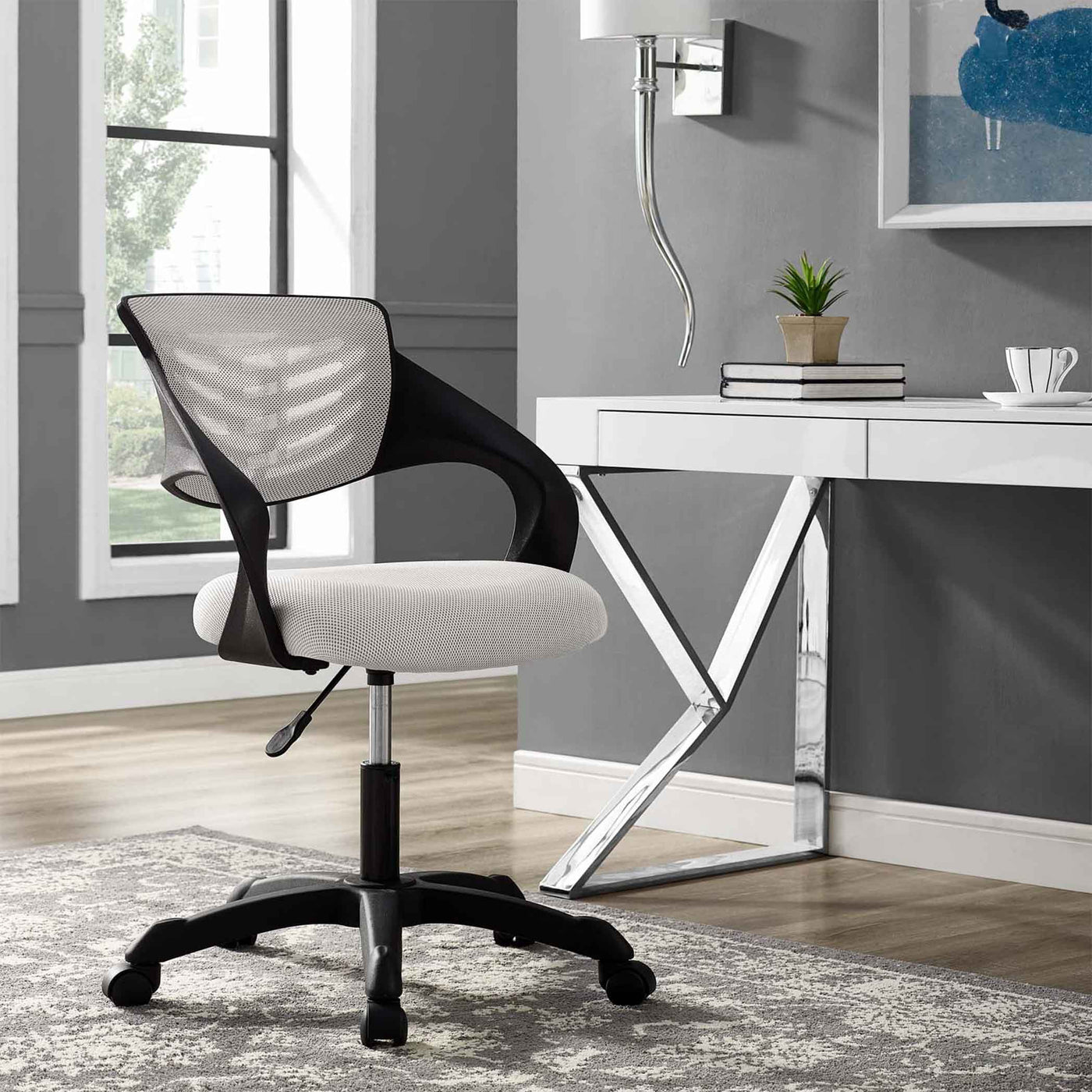 La chaise de bureau Thrive combine confort, fonctionnalité et design élégant pour améliorer votre productivité au quotidien. Gris.