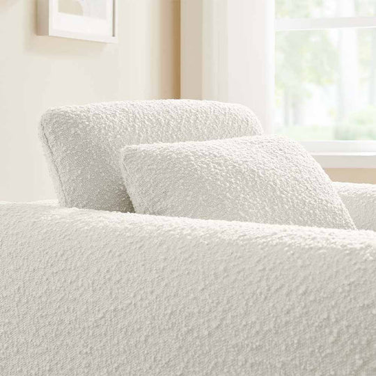 Le fauteuil Waverly, alliance de confort et d'élégance luxueuse. Lignes courbes, bords arrondis, mousse dense : une expérience sensorielle unique avec le choix entre tissu bouclé et velours.