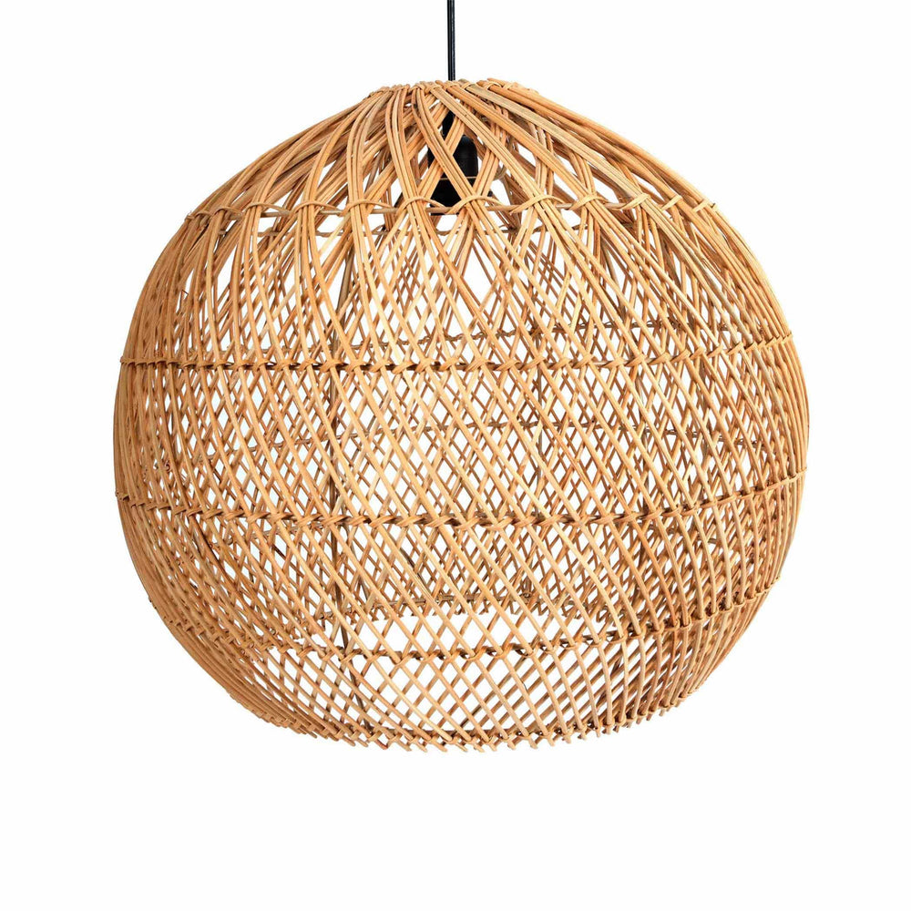 Sublimez votre espace avec la lampe suspendue Cascade, dont le tressage en rotin offre une texture visuelle captivante.