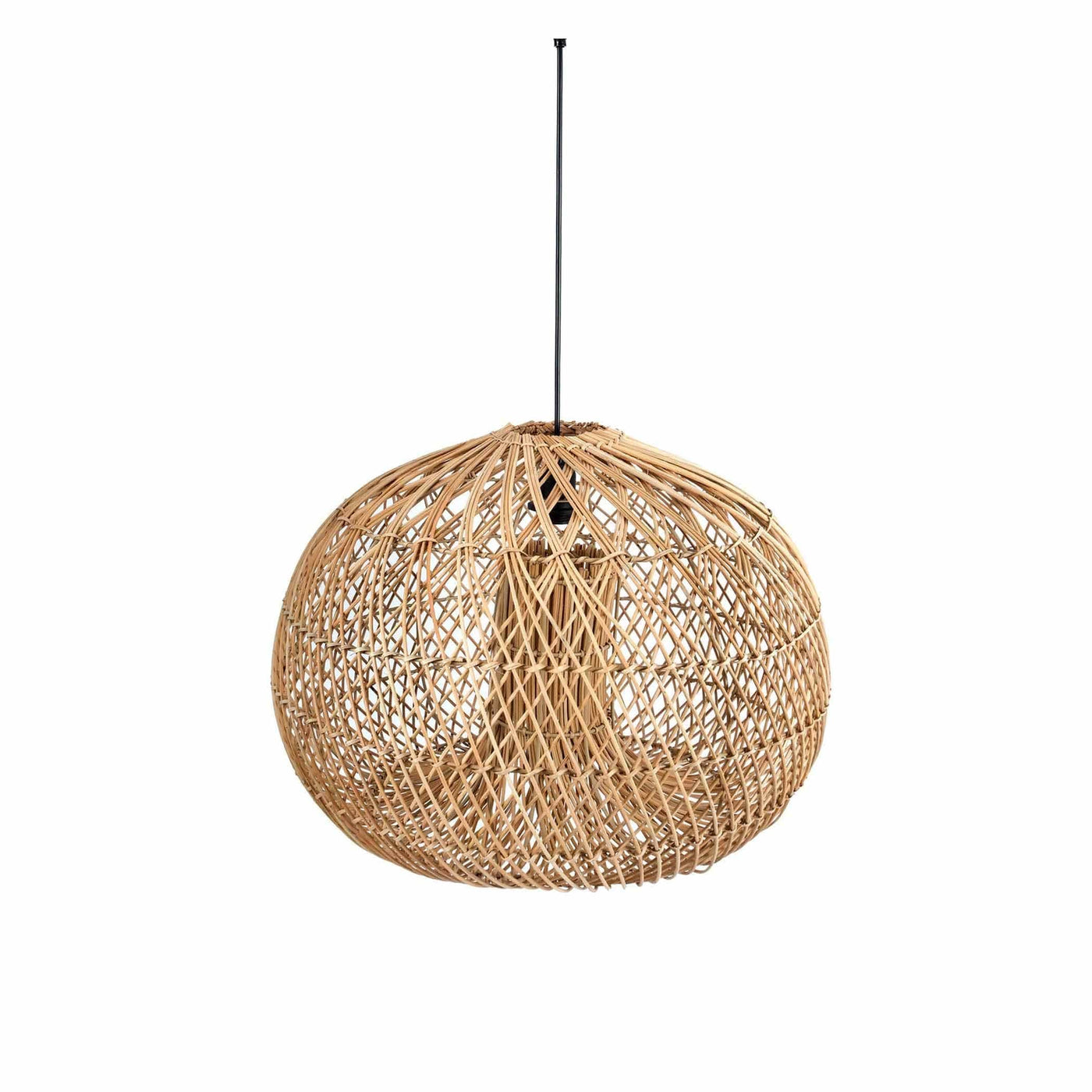 La lampe suspendue Dome Large en rotin tressé allie élégance naturelle et proportions généreuses pour sublimer votre intérieur.