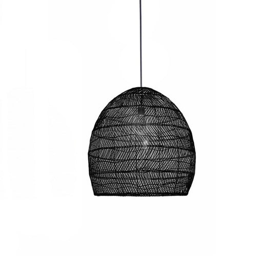 La Luna, une lampe suspendue en rotin tressé à la main, idéale pour créer une ambiance douce et accueillante. Noir, 18".