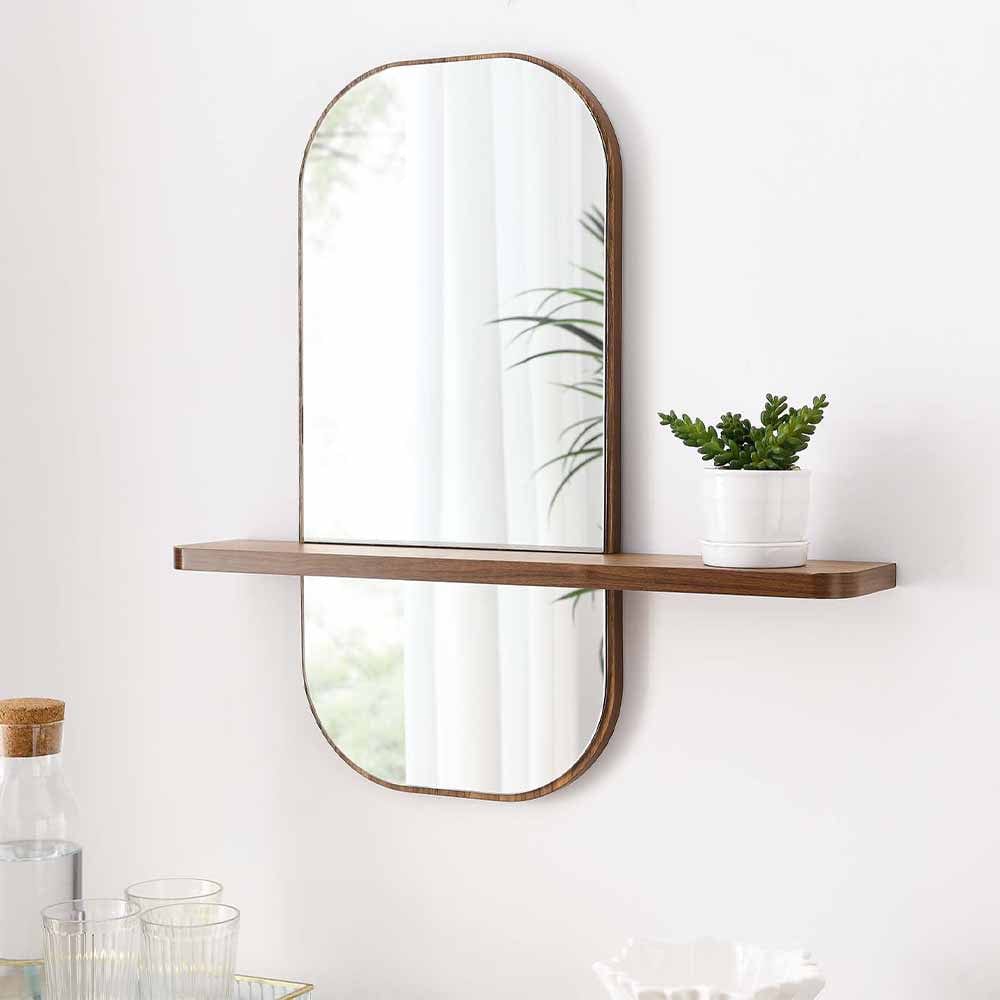 Le miroir Solstice marie avec élégance contemporain et traditionnel. Bords arrondis, design en deux parties, et étagère fonctionnelle en font un accessoire polyvalent. Fabriqué en bois de mindi, alliant style durable et esthétique unique.