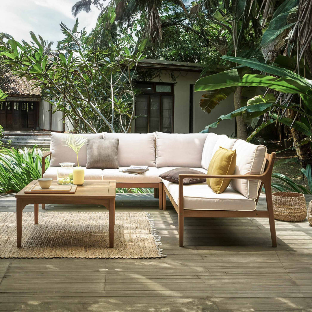 Ajoutez une touche d'élégance à votre extérieur avec la table à café Sonoma. Fabriquée en bois d'acacia massif, elle résiste aux intempéries pour des moments inoubliables.