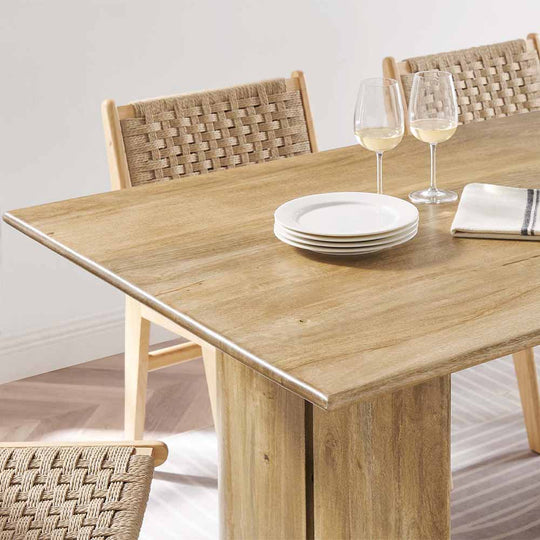 La table à dîner Amistad, une pièce maîtresse en bois de manguier, transforme chaque repas en occasion spéciale. Son grain organique crée une atmosphère chaleureuse et intemporelle.