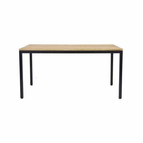 Design simple et efficace pour la table à dîner Flynn. Plateau en bois de manguier, base en métal noir pour une ambiance chaleureuse et moderne.