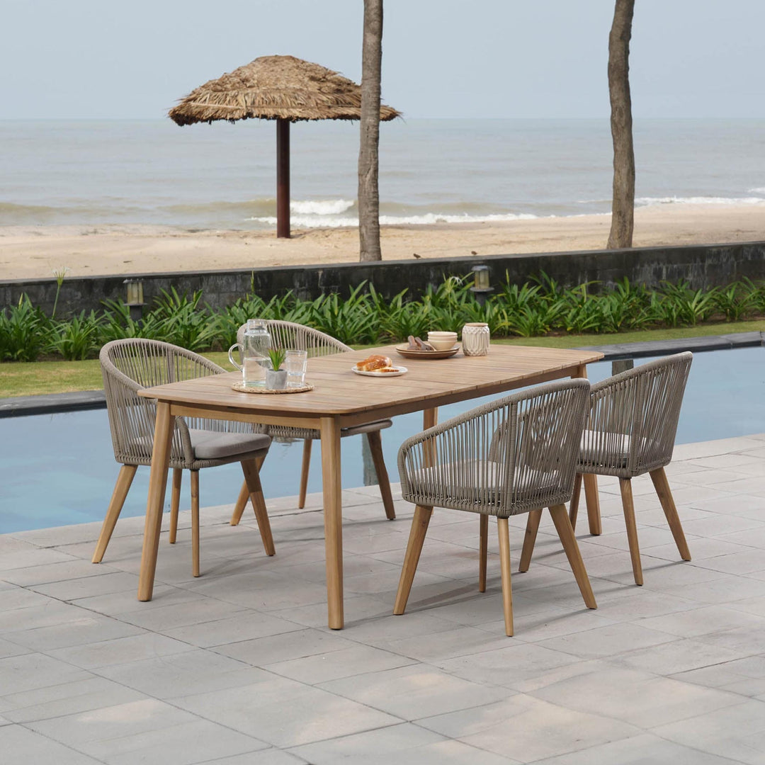 L'élégance rencontre la durabilité avec la table à dîner Sonoma. Son bois d'acacia massif et sa finition résistante aux éléments en font un choix parfait pour votre espace extérieur.