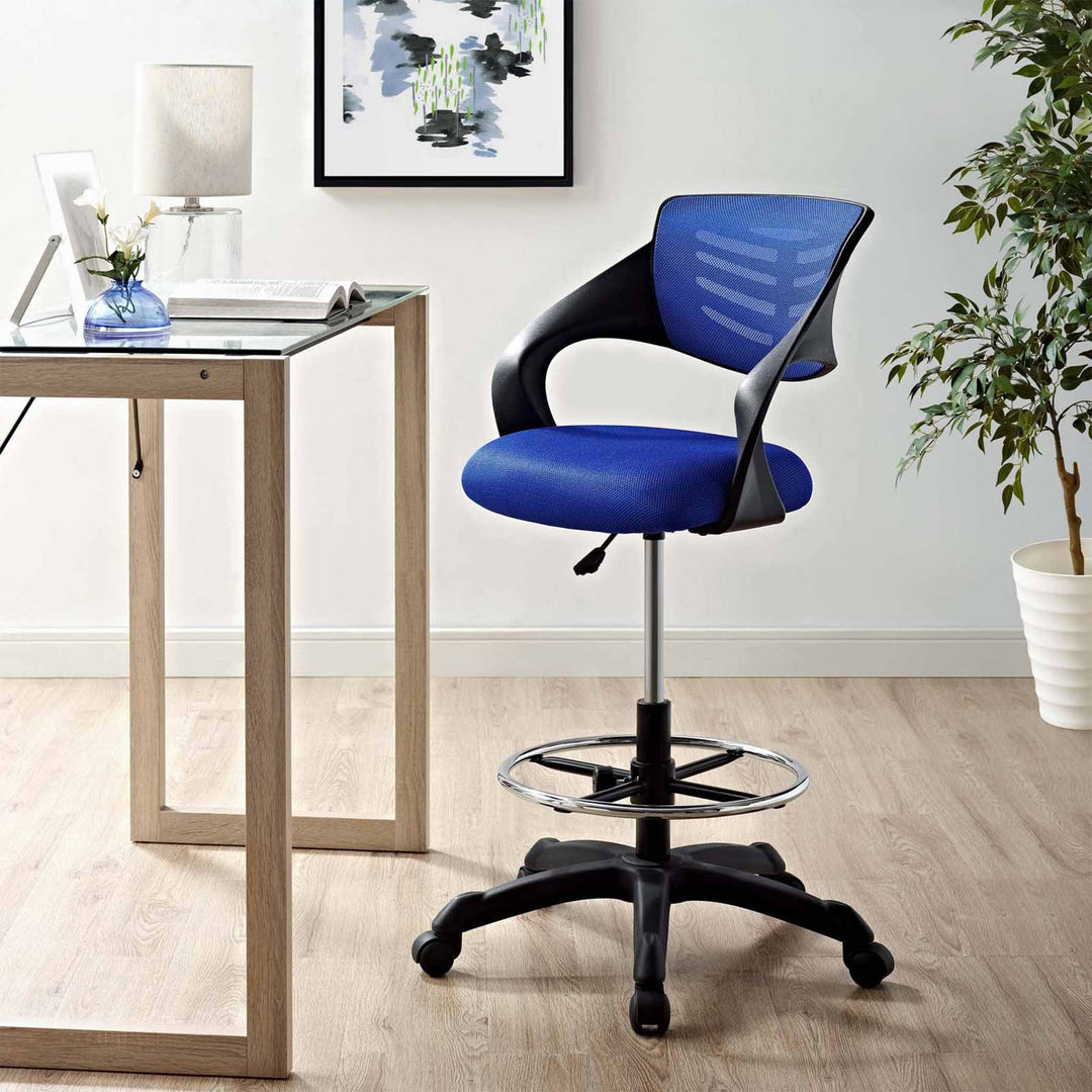 Maintenez une position confortable avec l'anneau de pied réglable du tabouret Thrive, idéal pour toute hauteur de travail. Bleu.