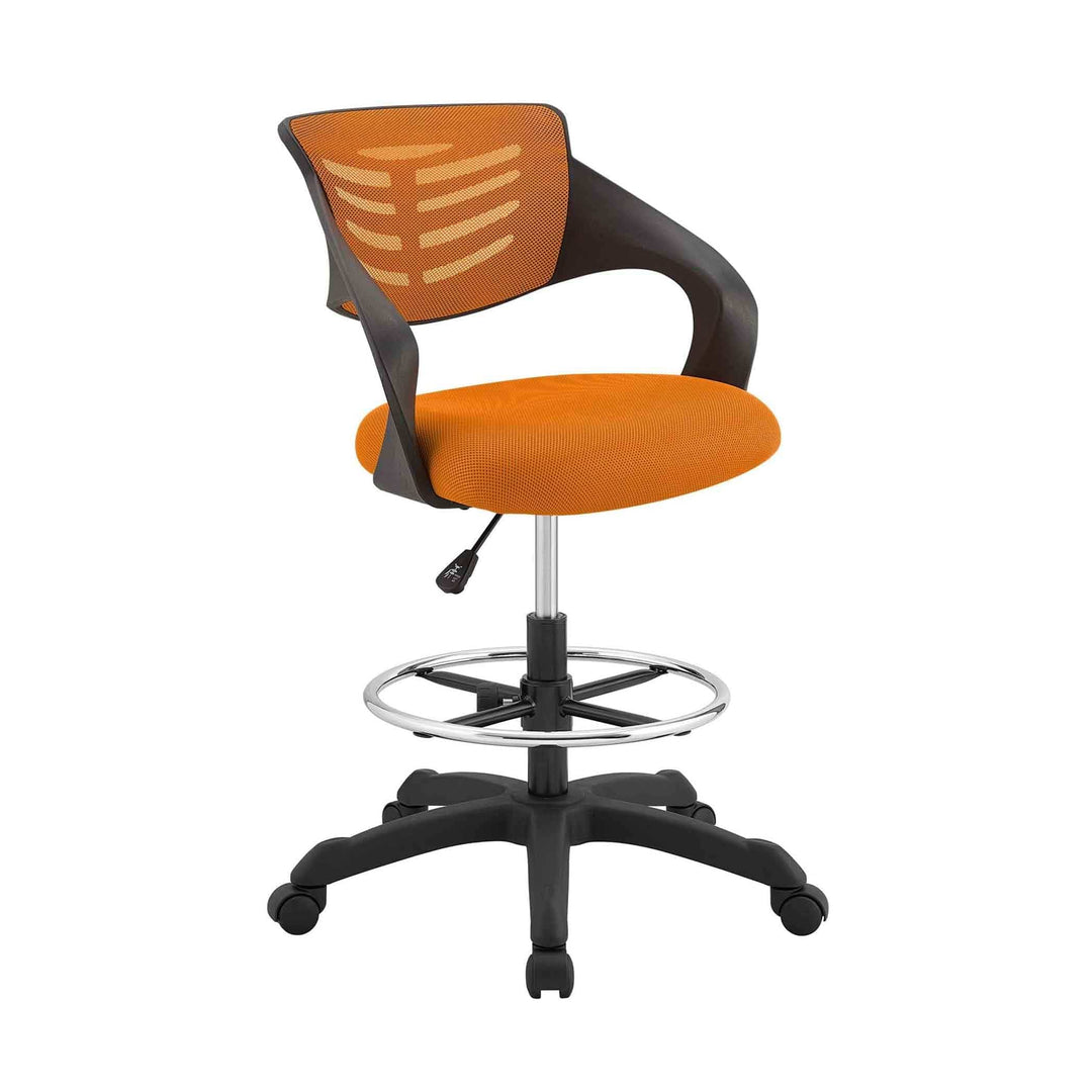 Le tabouret Thrive se déplace aisément sur toutes les surfaces, qu'il s'agisse de moquette ou de bois dur, grâce à ses roulettes doubles. Orange.