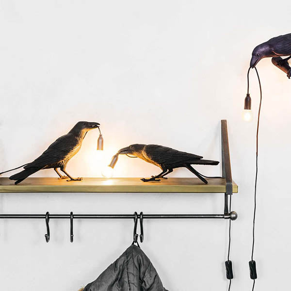 Comme dans un conte de fées, le corbeau vous éclaire pour que vous puissiez trouver votre propre chemin. Ce corbeau noir, qui fait office de lampe de table et de chevet, est réalisé par Marcantonio, de Seletti.