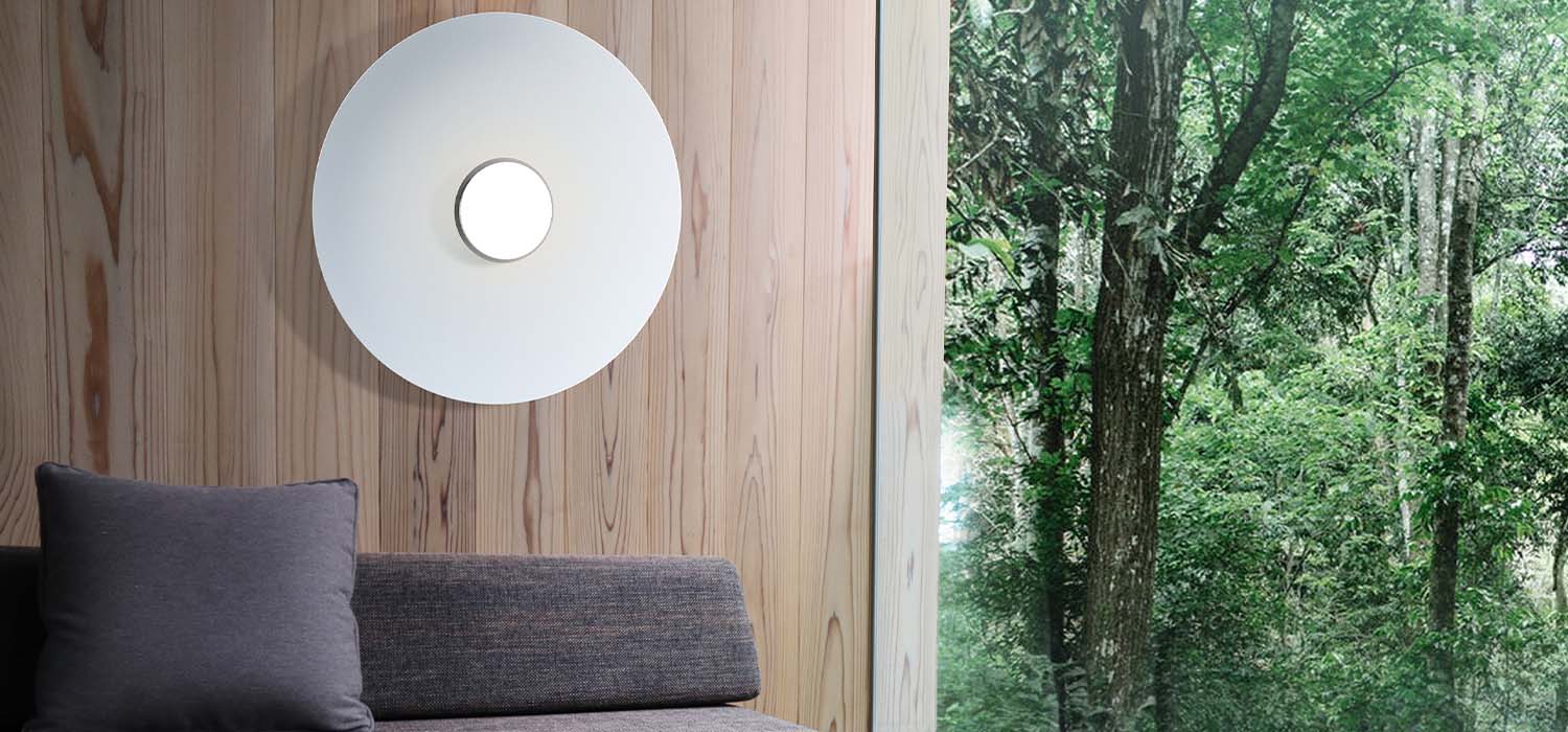 Sky Dome Flush de Pablo designs, lampe murale à fixer au mur ou au plafond, est disponible dans des réflecteurs d'abat-jour en aluminium filé et en bois pressé qui, lorsqu'ils sont combinés à la source LED, donnent à la lampe une apparence d'apesanteur.