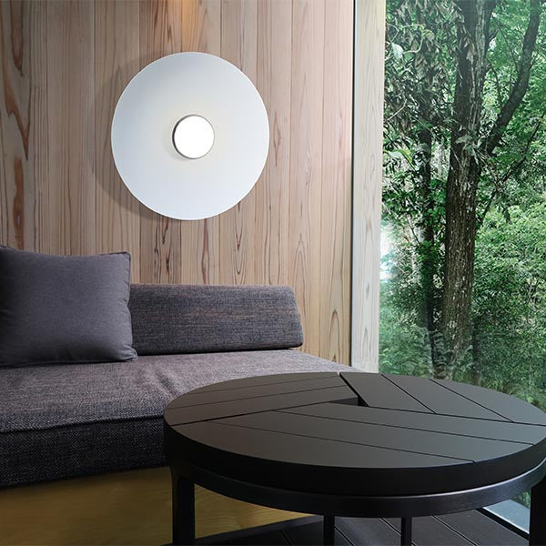 Sky Dome Flush de Pablo designs, lampe murale à fixer au mur ou au plafond, est disponible dans des réflecteurs d'abat-jour en aluminium filé et en bois pressé qui, lorsqu'ils sont combinés à la source LED, donnent à la lampe une apparence d'apesanteur.