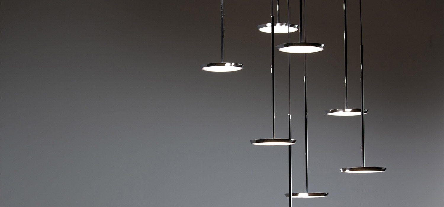 Le design minimal tout en aluminium de Sky Solo par pablo Designs, met en valeur une puissante source lumineuse à écran plat à deux faces avec la technologie DEL qui peut fournir jusqu'à 1250 lumens de lumière ambiante chaude dans toutes les directions.