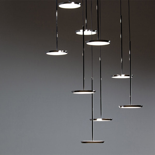 Le design minimal tout en aluminium de Sky Solo par pablo Designs, met en valeur une puissante source lumineuse à écran plat à deux faces avec la technologie DEL qui peut fournir jusqu'à 1250 lumens de lumière ambiante chaude dans toutes les directions.