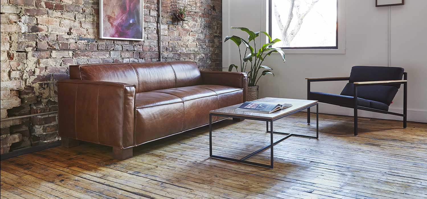 Le sofa Cabot de Gus* Modern propose une vision confortable et masculine du sofa à travers un design traditionnel. Disponible en cuir vintage aux caractéristiques uniques du grain qui vieilliront bien et développeront une patine naturelle et riche.