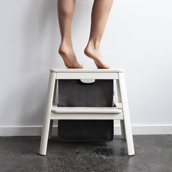 Le tabouret Step It Up d'Umage contient un sac de rangement qui peut être sorti et utilisé pour faire les courses, pour ranger vos bouteilles recyclées ou d'autres choses que vous avez simplement besoin d'espace pour ranger.