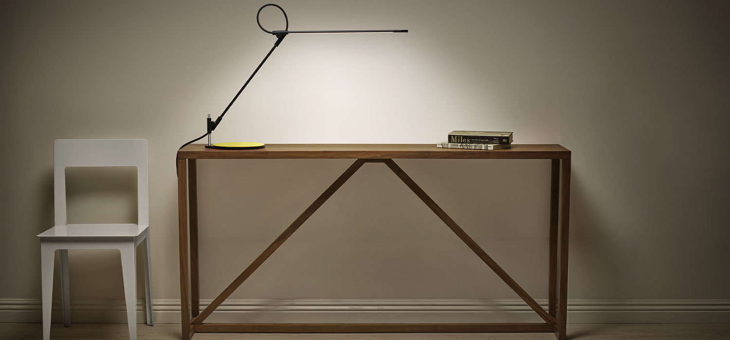 La lampe de bureau Superlight par Pablo Designs équilibre les exigences du lieu de travail et de la maison avec une combinaison de forme minimale et de fonction maximale.