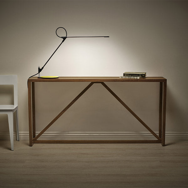 La lampe de bureau Superlight par Pablo Designs équilibre les exigences du lieu de travail et de la maison avec une combinaison de forme minimale et de fonction maximale.