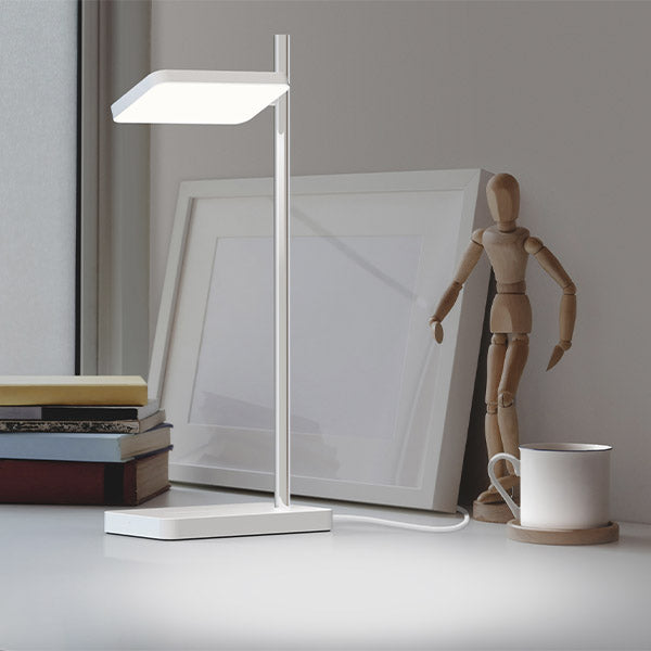 Intelligente et puissante, la lampe de table Talia de Pablo Designs associe une technologie d'éclairage entièrement gradable et antiéblouissante avec une rotation de 180° de l'abat-jour pour satisfaire à tous les besoins.