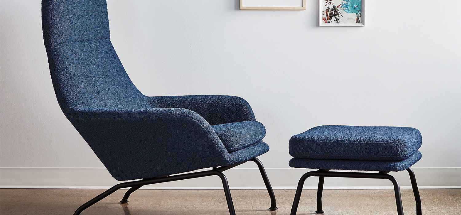 Le fauteuil et ottoman Tallinn de Gus* Modern se distingue par sa stature majestueuse et ses détails attrayants. La silhouette du fauteuil fait écho au style raffiné des grands archétypes scandinaves tout en introduisant des détails contemporains