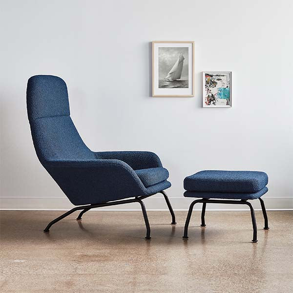 Le fauteuil et ottoman Tallinn de Gus* Modern se distingue par sa stature majestueuse et ses détails attrayants. La silhouette du fauteuil fait écho au style raffiné des grands archétypes scandinaves tout en introduisant des détails contemporains