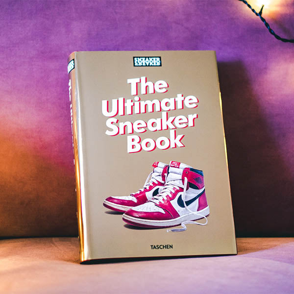 The ultimate sneaker book par Taschen. cette anthologie monstrueuse combine le meilleur du magazine et le contenu créé exclusivement pour Taschen en une célébration épique des sneakers.