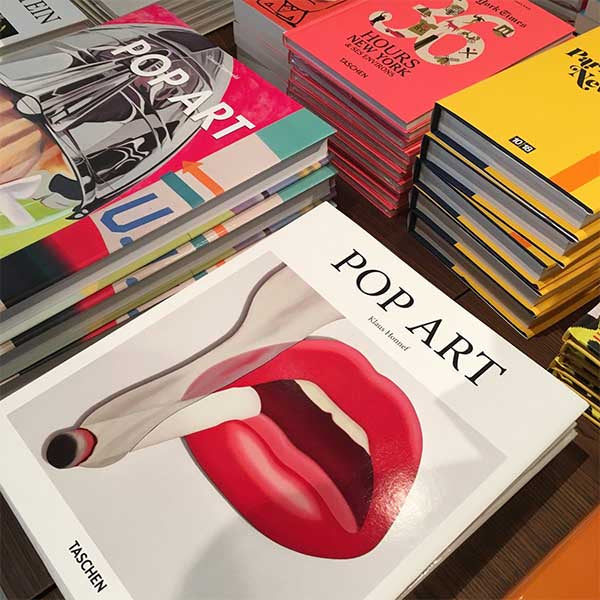 Pop art, livre d'art par Taschen. Grâce à ce livre introductif qui présente l’œuvre de plus 20 acteurs clé du Pop Art, découvrez les idées et l’esthétique derrière ce mouvement moderniste déterminant.