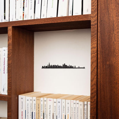 La silhouette de Chicago de The Line, disponible en 50 cm, met en valeur la majesté des gratte-ciel de la ville depuis le lac Michigan. Un hommage élégant à son architecture emblématique.