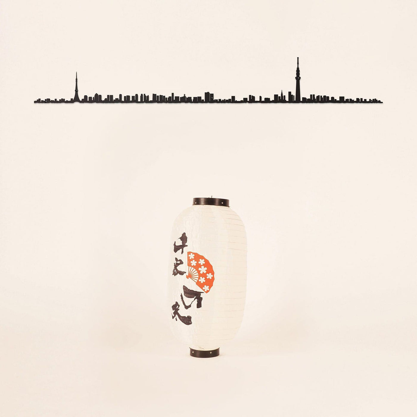 La skyline de Tokyo, vue de sa baie, est représentée dans une élégante silhouette de 50 cm par The Line.