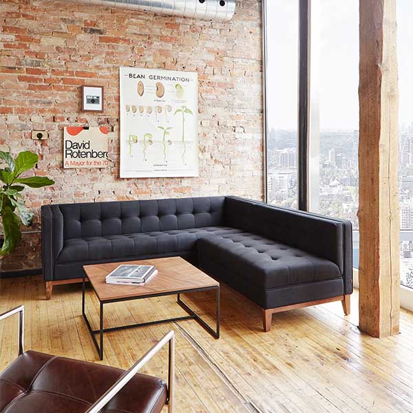 La table à café carrée Tobias de Gus* Modern est une pièce d'accent minimaliste et géométrique qui convient parfaitement aux espaces modernes. Le plateau carré présente un arrangement dynamique de panneaux en grain de bois de noyer