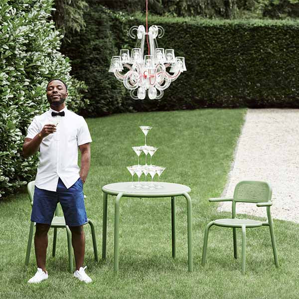 Avec la table bistrot ronde Toní Bistreau de Fatboy, vous pouvez créer l'aménagement idéal du jardin ou de la terrasse en un rien de temps. L'aluminium léger rend cette table facile à déplacer.