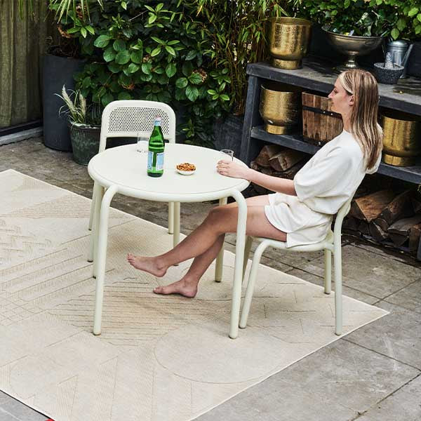 Avec la table bistrot ronde Toní Bistreau de Fatboy, vous pouvez créer l'aménagement idéal du jardin ou de la terrasse en un rien de temps. L'aluminium léger rend cette table facile à déplacer.