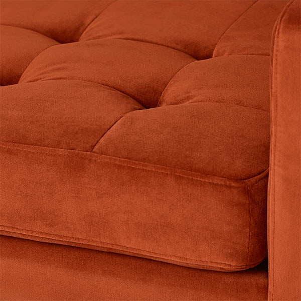 Le sofa bi-sectionnel Towne de Gus* Modern présente un profil élancé et une base surélevée en métal à revêtement en poudre qui apportent une touche de raffinement aux espaces résidentiels et commerciaux contemporains - sans sacrifier le confort.