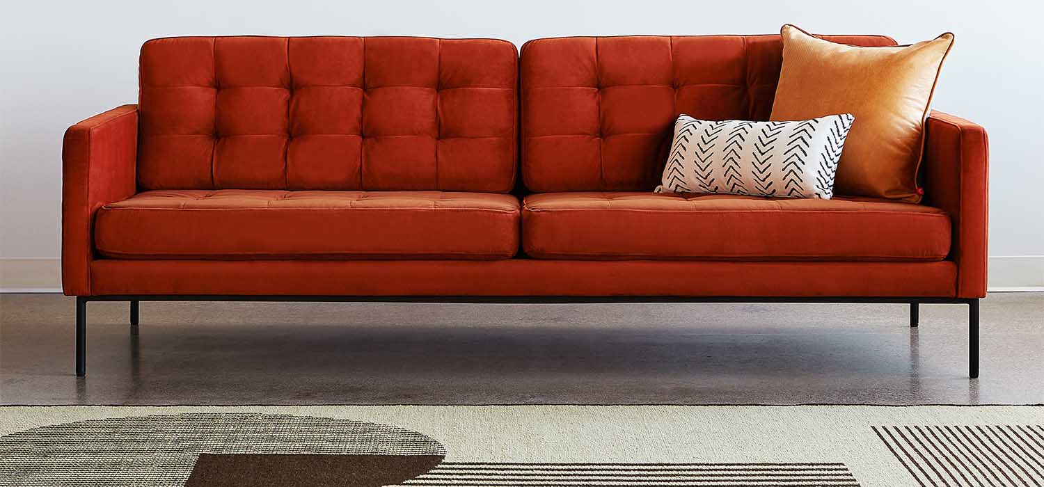 Le sofa Towne de Gus* Modern présente un profil élancé, une base métallique surélevée et des coussins à touffes aveugles qui apportent une touche de raffinement aux espaces résidentiels ou commerciaux contemporains - sans sacrifier le confort.