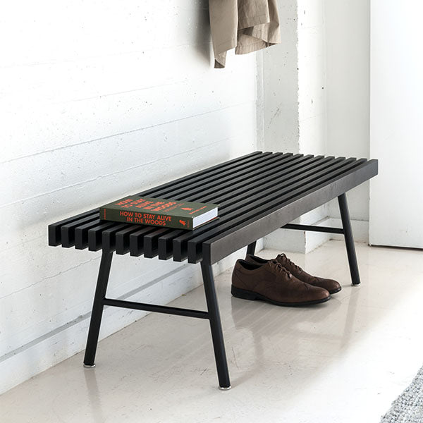 Véritable caméléon dans votre intérieur, le banc Transit de la collection Gus* Modern se fondra partout. Il deviendra à votre guise un banc d’entrée ou une table à café, au pied du lit comme dans le salon ou le bureau, vous avez l’embarras du choix.