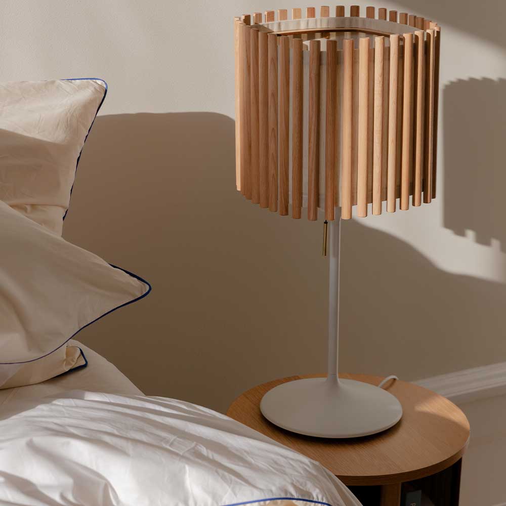 Associez un abat-jour Komorebi d’Umage en taille medium et de forme rectangulaire ou carrée avec l'une des bases Umage pour obtenir une lampe de table ou une lampe sur pied élégante et chaleureuse.