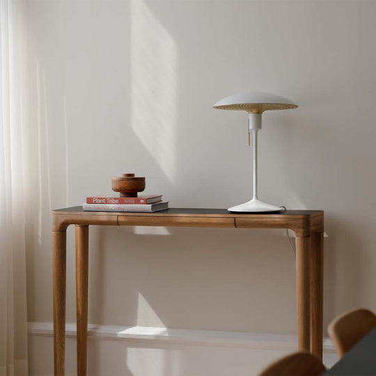 Abat-Jour Manta Ray : Un Éclairage Personnalisé - Associez-le à n'importe quelle base de lampe de la collection Umage pour créer un éclairage unique. Disponible en blanc et noir.