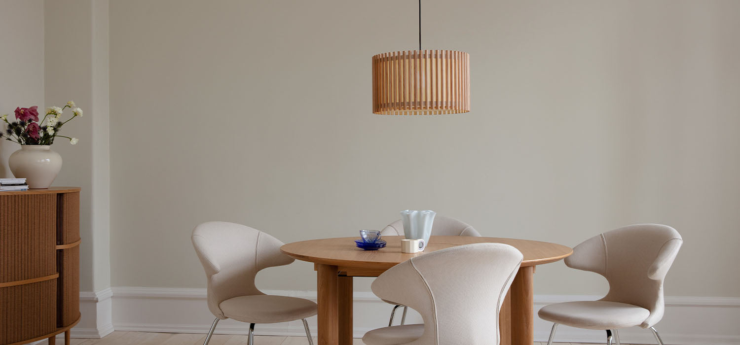 Plongez dans l'atmosphère sereine du style japonais avec Komorebi d'Umage, la collection unique d'abat-jour flexibles en bois et textiles. Transformez-les en lampes de table, lampes sur pied ou suspensions selon vos envies !