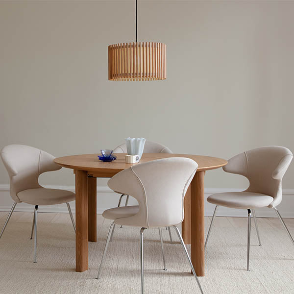 Plongez dans l'atmosphère sereine du style japonais avec Komorebi d'Umage, la collection unique d'abat-jour flexibles en bois et textiles. Transformez-les en lampes de table, lampes sur pied ou suspensions selon vos envies !