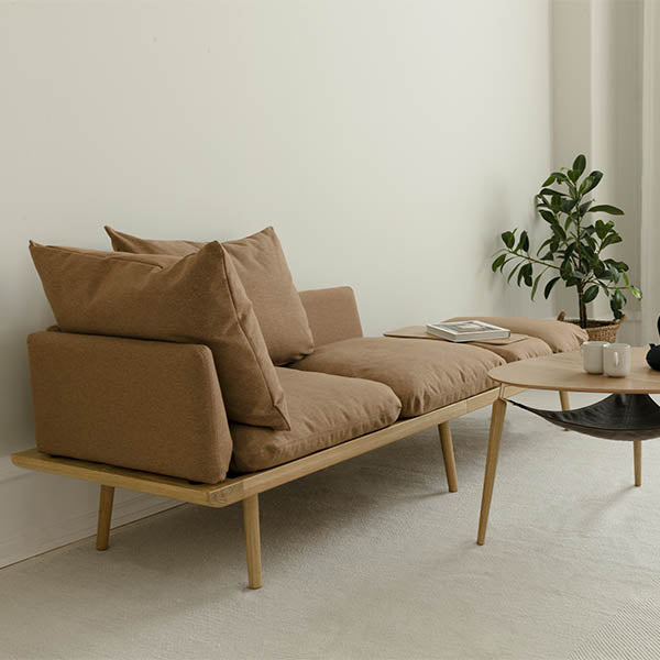 Lounge Around par Umage est un sofa multifonctionnel et flexible conçu pour être la pièce maîtresse de votre salon.