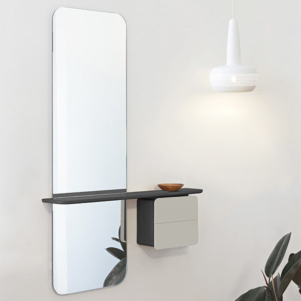 One More Look d'Umage est un miroir léger et aéré à l'allure scandinave minimaliste et doté de nombreuses fonctions supplémentaires pour répondre aux besoins quotidiens de la vie urbaine.