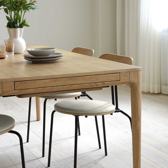 Découvrez chez Nüspace Mobilier la collection Heart'n'Soul d'Umage. Sa table à dîner offre de nombreux avantages avec ses tiroirs polyvalents qui servent de rangement et de support pour les extensions, permettant ainsi de recevoir jusqu'à 10 convives.