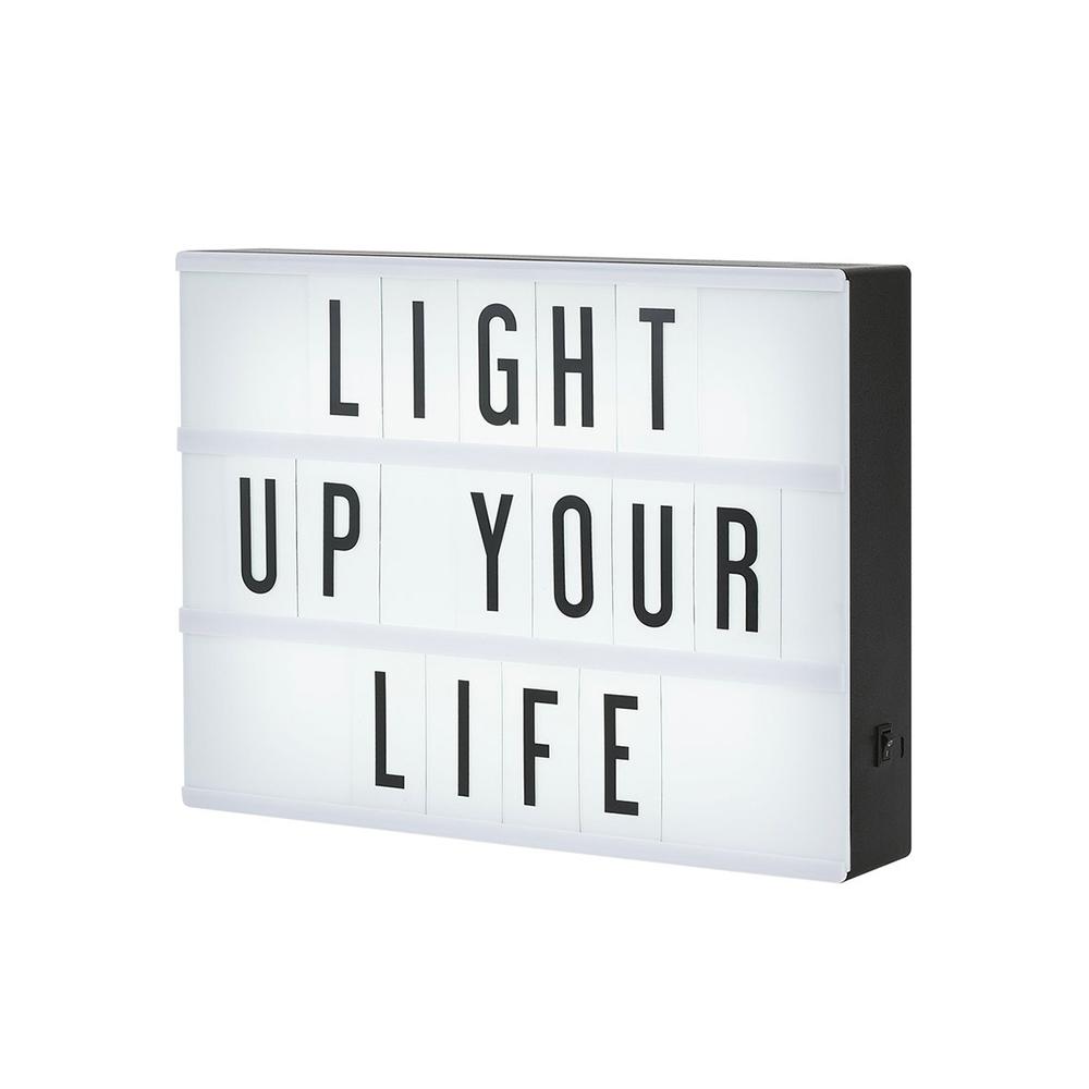 Exprimez votre créativité avec My Cinema LightBox par Amped and Co. Inspirez-vous des panneaux de cinéma des années 60 pour créer des messages uniques et décoratifs chez vous.