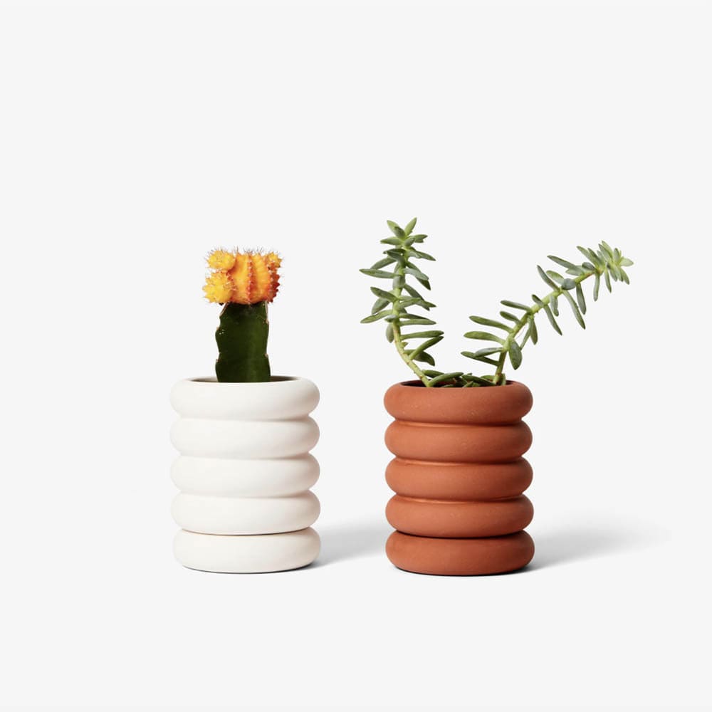 Avec la jardinière empilable de Areaware, profitez d'un design subtil et organisé pour vos plantes. Soucoupe cachée pour une fonctionnalité maximale.